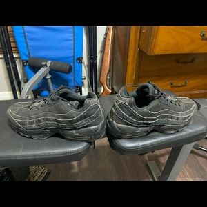 nike air max 95 size 8 worn once got a small cut on front